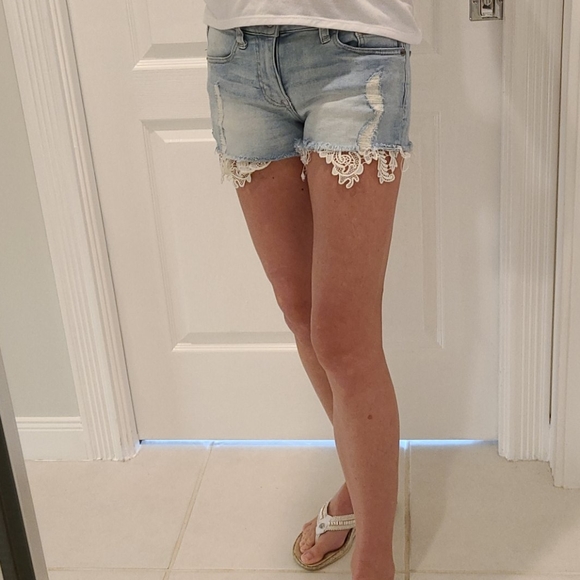 Express shortie low-rised destroyed jean shorts. - Picture 5 of 8